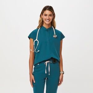 Figs women’s Rafaela three pocket scrub top size L Caribbean Blue